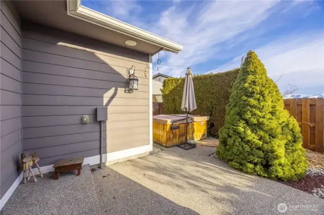 Fenced Side yard and Patio (Hot Tub not operational)