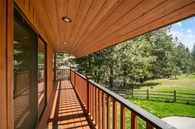 Deck off kitchen side, wraps around