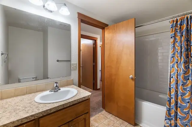 Full hall bath