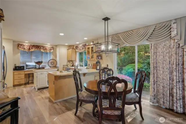 Dining to kitchen