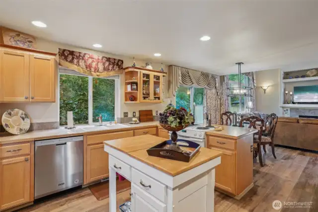 Large kitchen w/plenty of counter space.