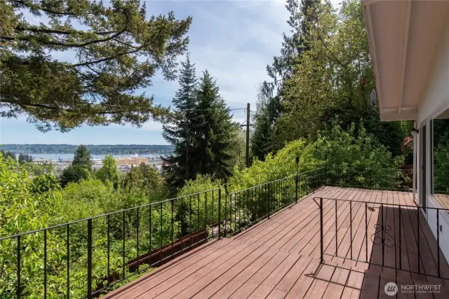 Expansive deck
