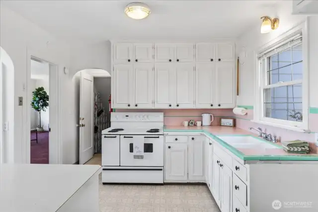 Large kitchen w/ double oven