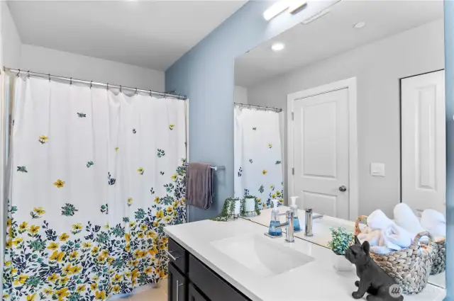 Hallway Full bath with Tub/Shower combo and large closet
