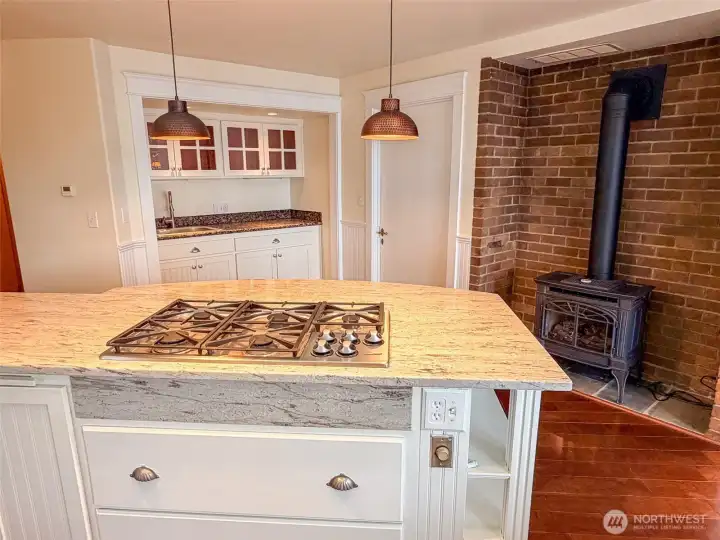 Isn't this a great space!?  Little wet bar there as well. Propane stove
