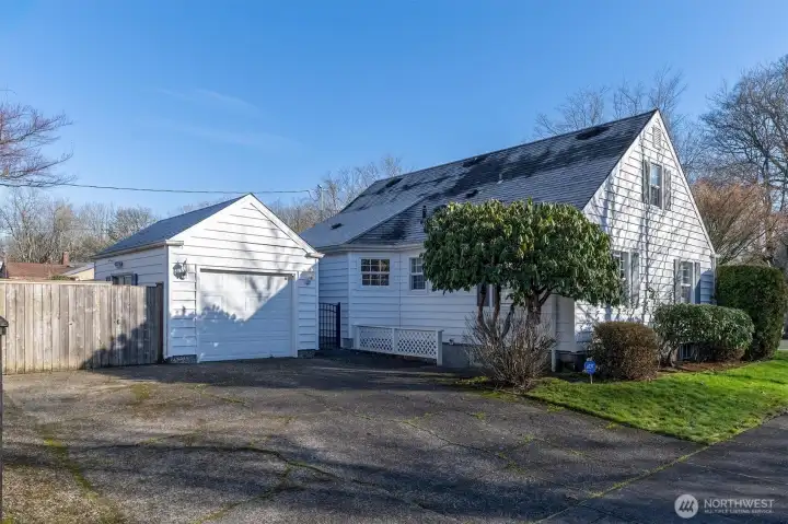 Driveway, RV Parking and Garage