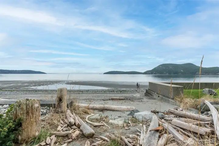 Community beach access to Anaco Beach