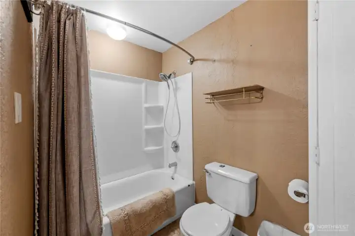 Full bathroom in space 2.