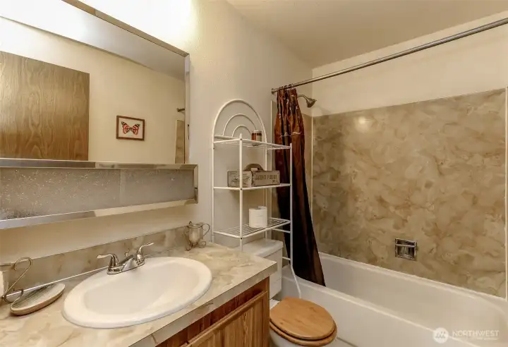 Full bathroom in the hallway.