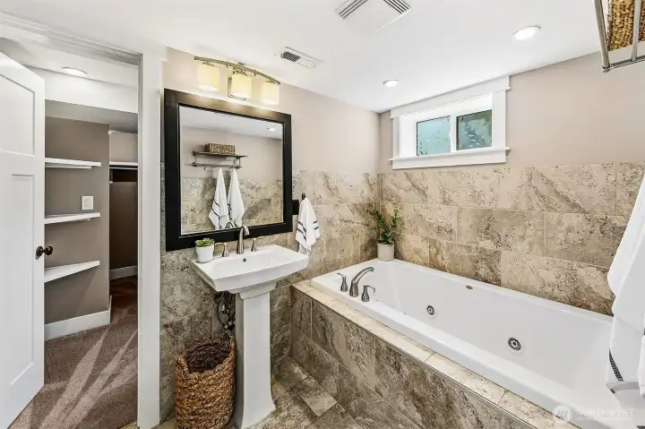 Jetted tub too!