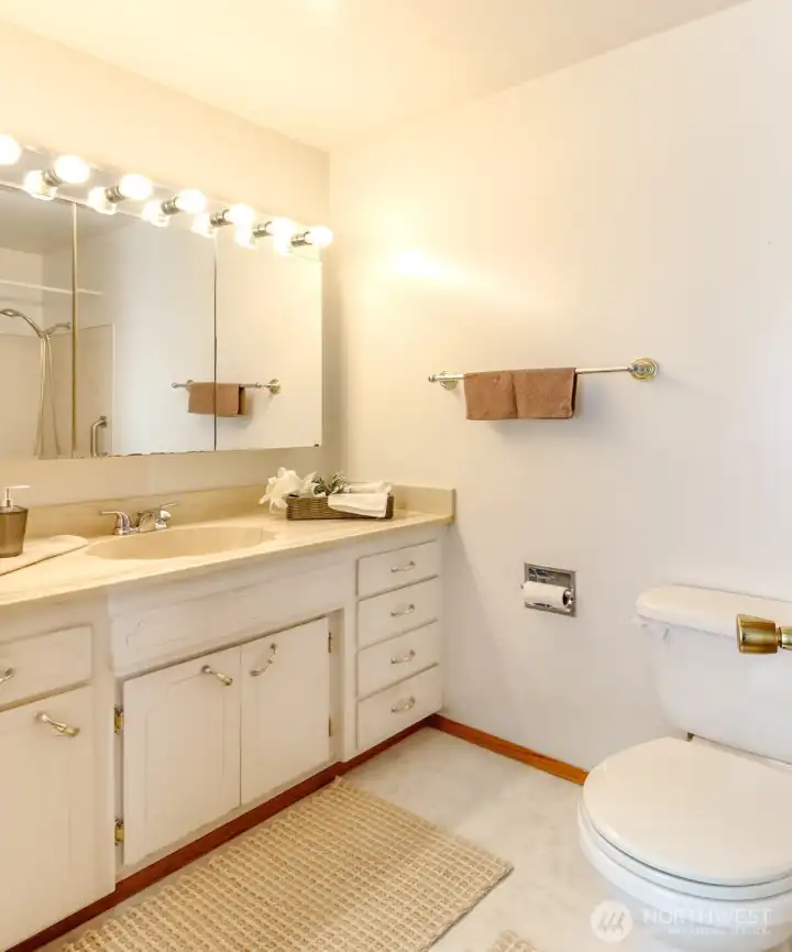 Full bathroom Full bathroom