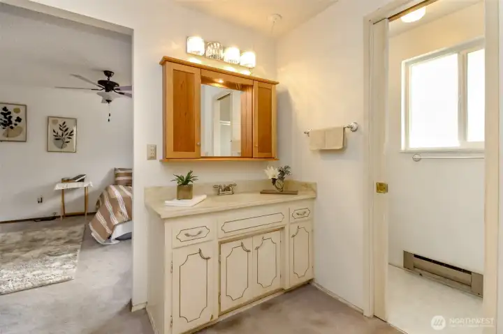 Bath off master w/shower Bath off master w/shower
