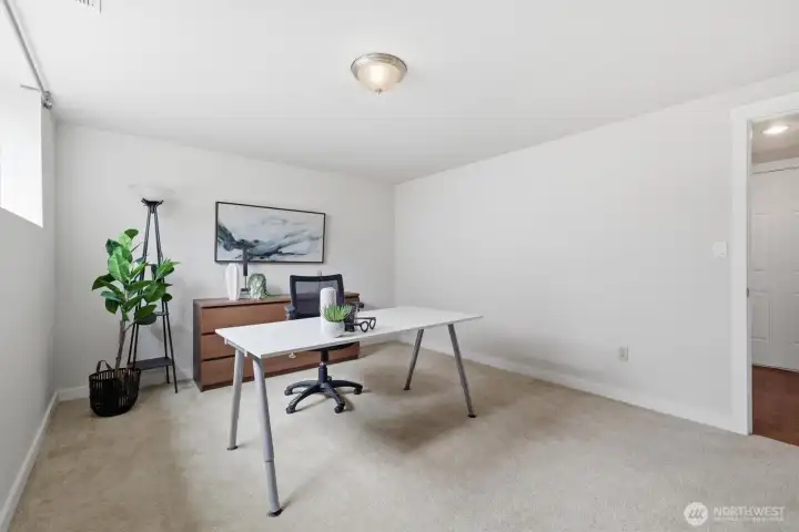 Additional space offering great versatility: office or bedroom.