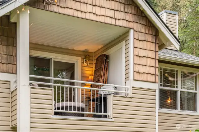 Outdoor dining would be so fun in this quiet neighborhood.