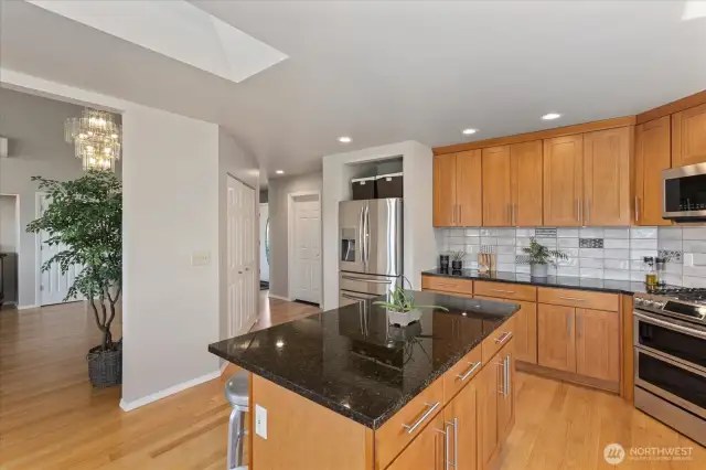 3/4 in oak hardwood throughout main living area.