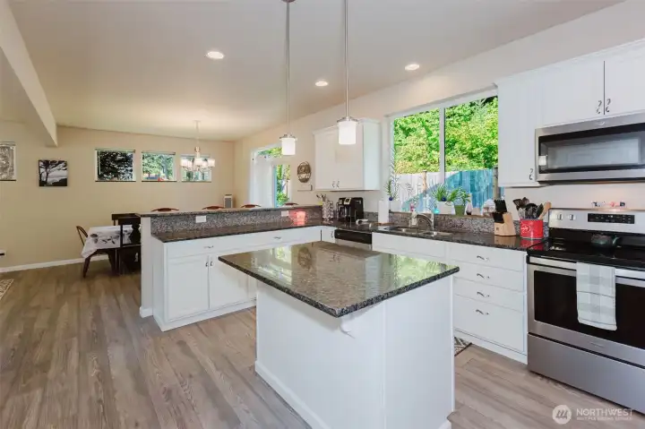 Spacious Kitchen w/ Granite countertops