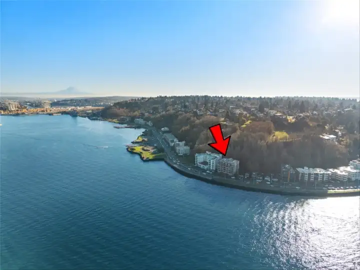 This location offers breathtaking 180-degree panoramic views from east to west! Enjoy the convenience of being just a short stroll to the Water Taxi and Lumen Field, while soaking in the beauty of your surroundings every day.