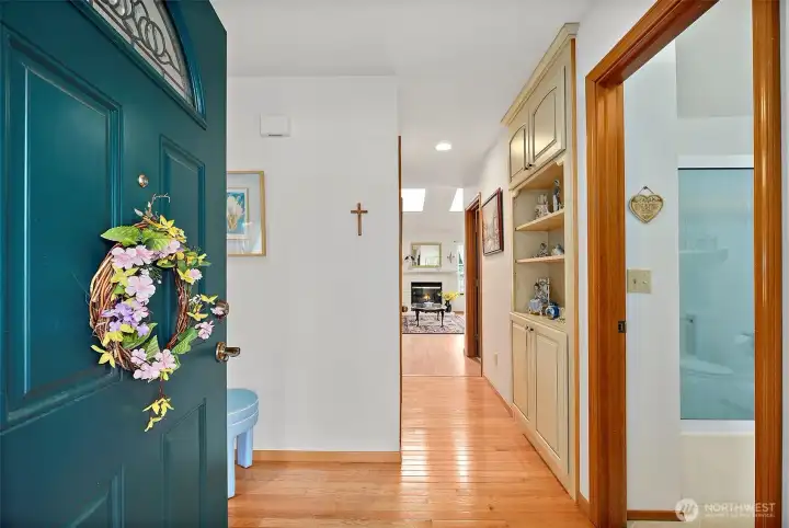 Beautifully kept hardwood floor in the entry and hallway