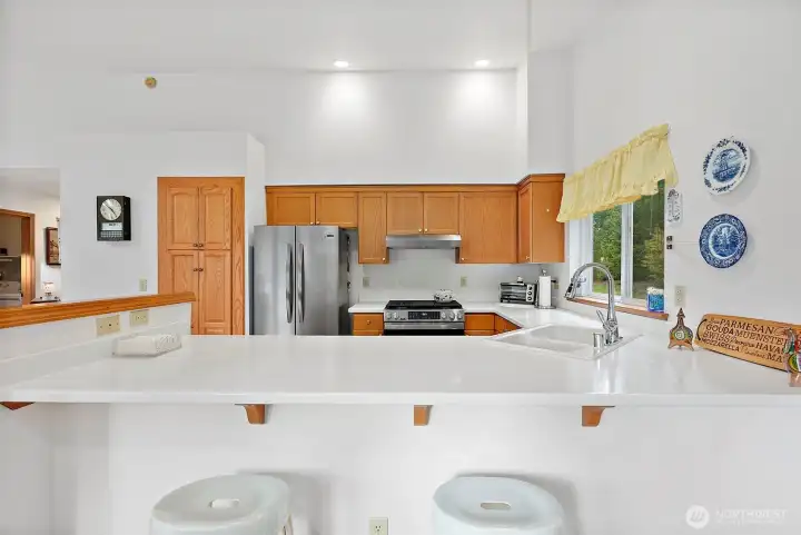 Spacious kitchen counter