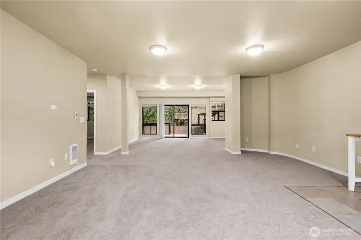 Hoge living space in the ADU with a seperate entry