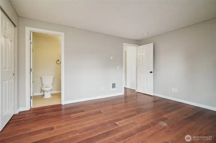 Junior en suite private access to bathroom