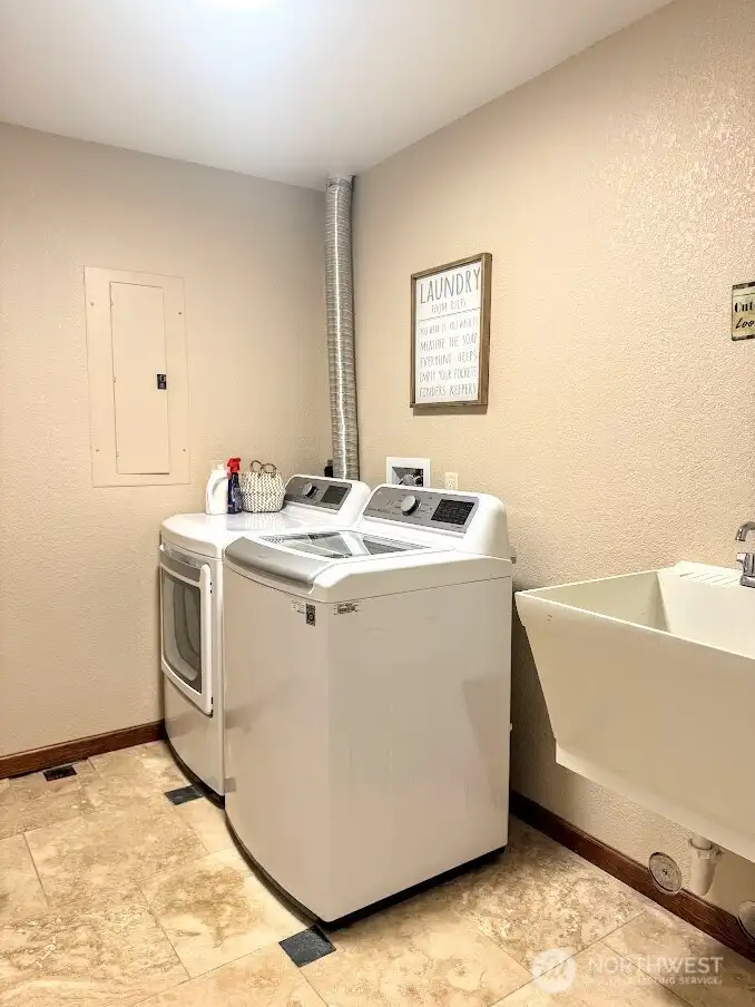 spacious laundry room w/utility sink