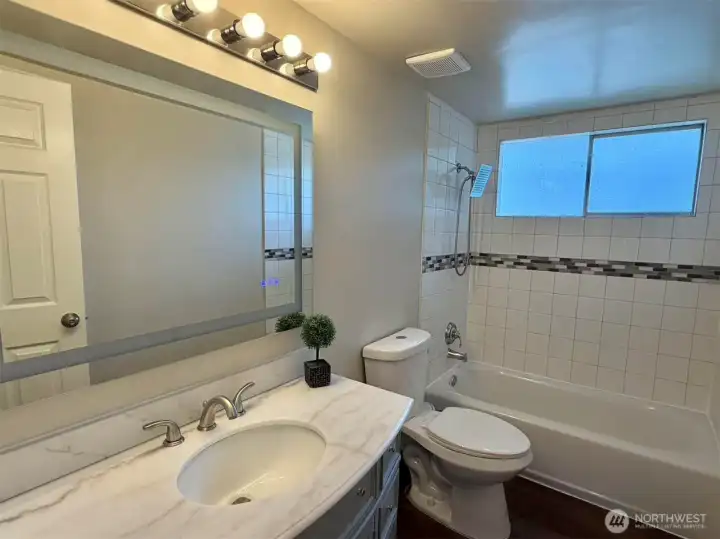Upper floor full-bathroom