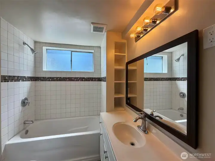 Lower floor full-bathroom