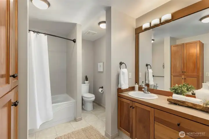 Spacious full Bathroom.