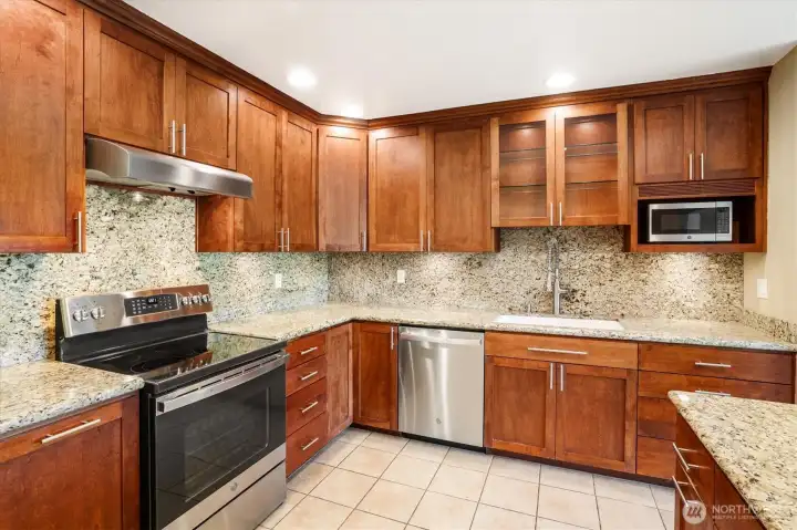 Additional angle of the kitchen.