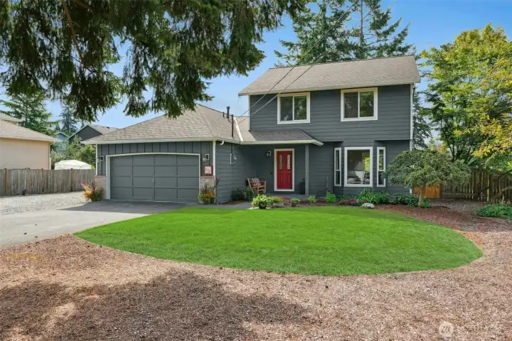 Beautifully maintained 3 bedroom, 2.5 bathroom home nestled on a generous 13,504 square foot lot in the charming Logan Park area of Lynnwood.