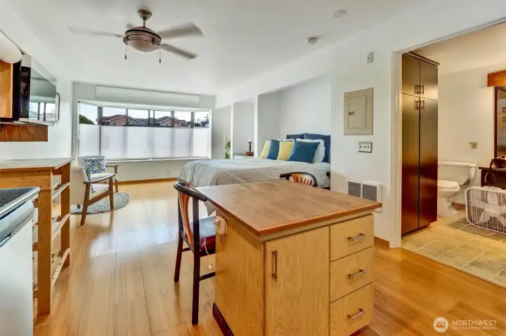 Spacioius Studio, with tons of natural light! Spacioius Studio, with tons of natural light!