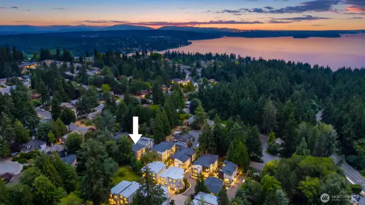 Minutes to Holmes Point trails and many Lake Washington waterfront parks with boat launch. Minutes to Holmes Point trails and many Lake Washington waterfront parks with boat launch.