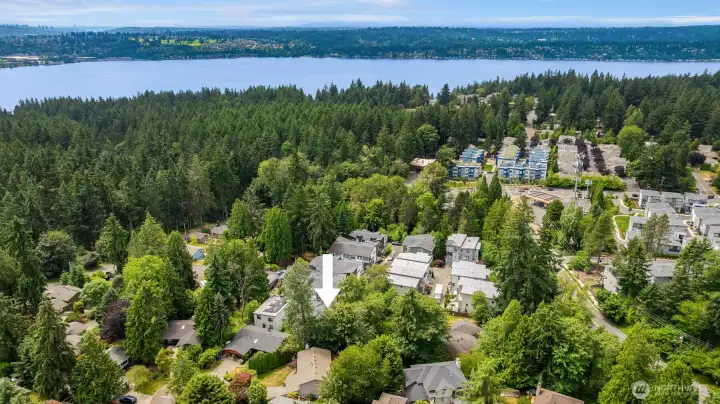 Located minutes from shopping at Juanita Village and waterfront parks and farmers market. Located minutes from shopping at Juanita Village and waterfront parks and farmers market.