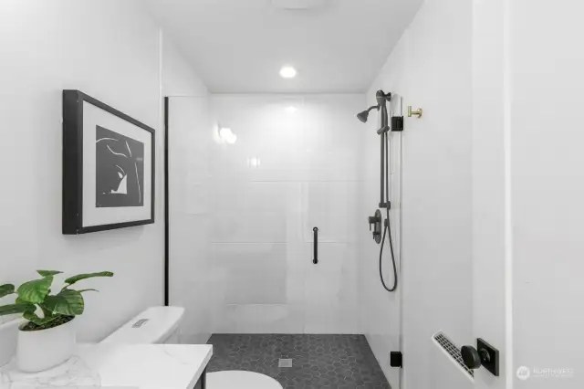 The shower features both a regular nozzle & handheld!