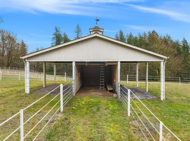 2 stall Run in with hay loft