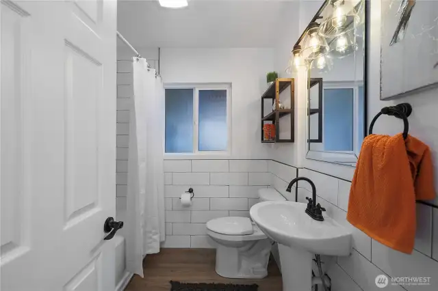 Spacious & stylish full hall bathroom.