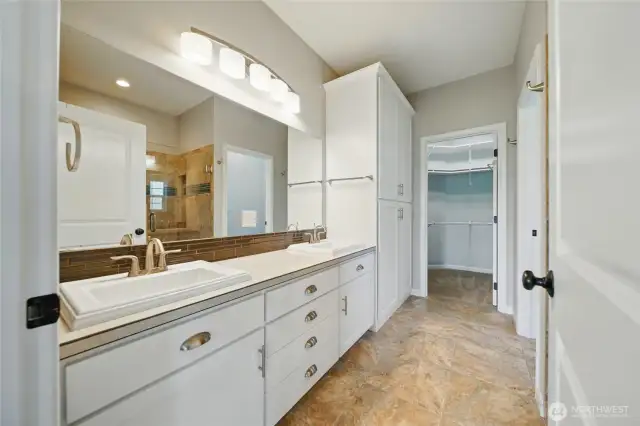 Primary bathroom ensuite