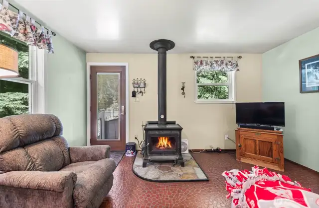 Comfortable & homey family room off the kitchen.
