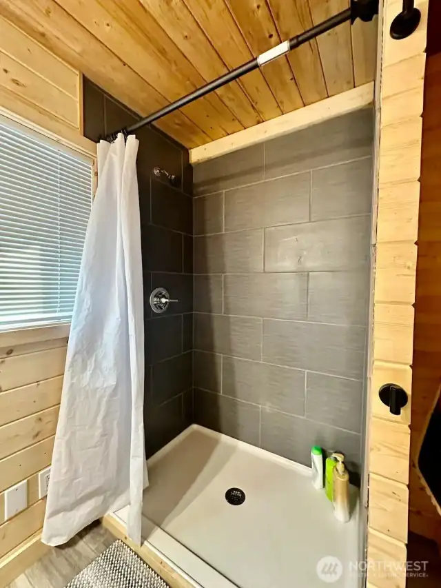 Easy entrance shower
