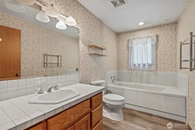 Main bathroom with jetted tub.