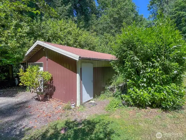 Large Garage/Shop -620 sqft