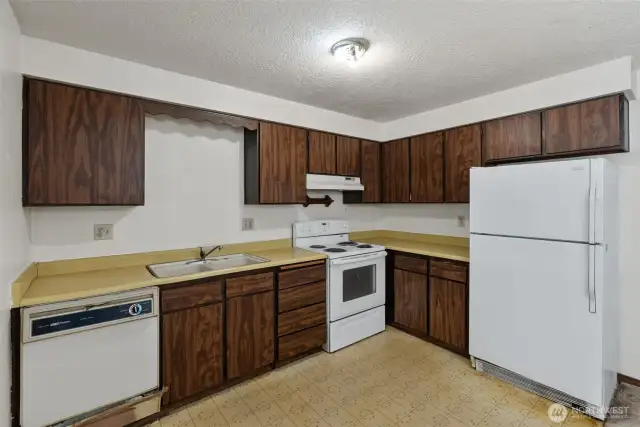 Plenty of space for all your kitchen essentials and everyday cooking needs.