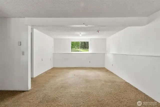 Fixer-Upper with Equity Potential- A perfect project for investors or flippers looking to build value.