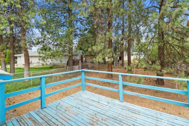 Upper level deck, perfect for entertaining!