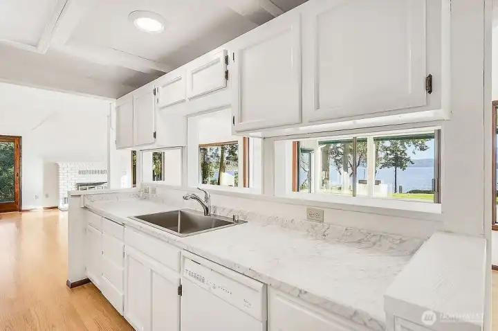 BRIGHT & BEAUTIFUL KITCHEN