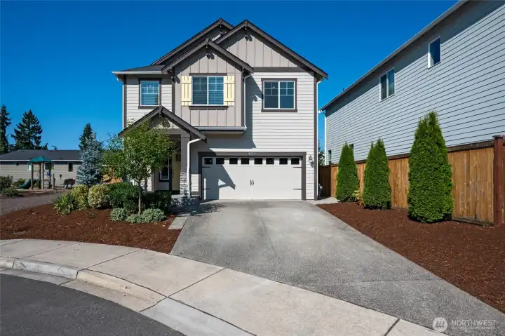 Totally turnkey 2019-built resale from Lennar in Bothell's Carrara project.