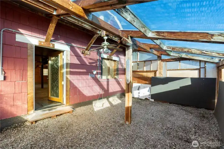 An attached greenhouse space that offers plenty of natural light and a great opportunity for a hands-on gardener. This area could use some attention and refreshing, but it provides a unique place to start seedlings, grow plants, or experiment with year-round gardening. With its direct connection to the garage, it’s easy to envision this space being reworked into a functional growing area or adapted to suit a variety of creative outdoor projects.
