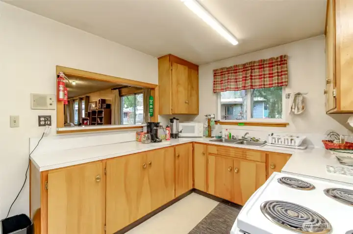 CLUBHOUSE - Kitchen with ample counter space and stove!