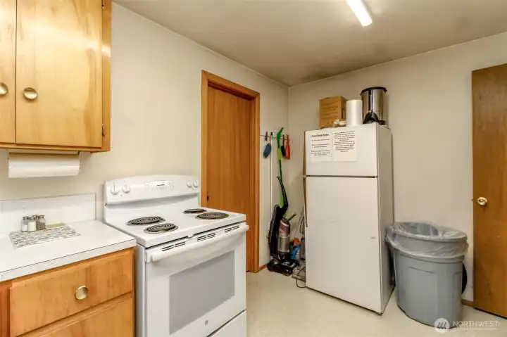 CLUBHOUSE - Handy kitchen for hosting,  etc.!